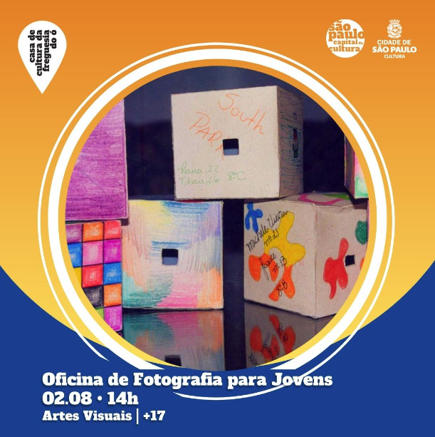 Foto colorida, com caixinhas em cartolina coloridas. título da oficina: fotografia para jovens.