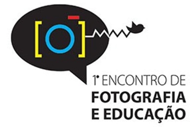 Logotipo, 1 balão preto com o desenho de uma câmera e 1 passarinho. título do evento.